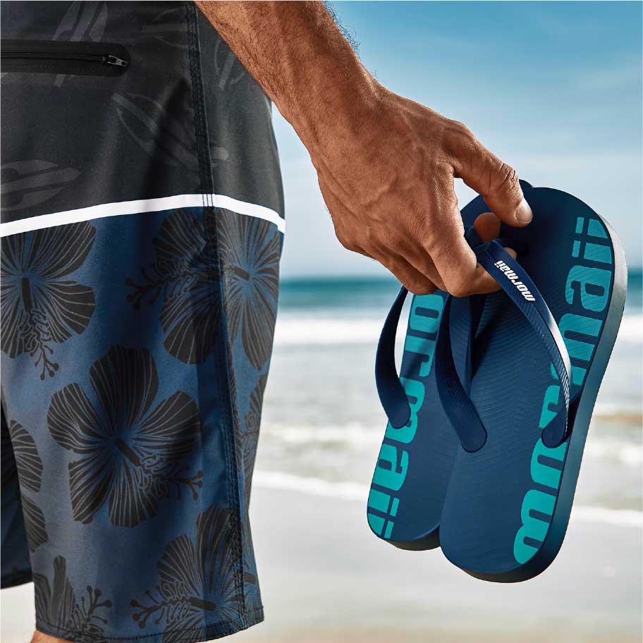 Mormaii imagen destacada de la marca hombre con sandalias en mano