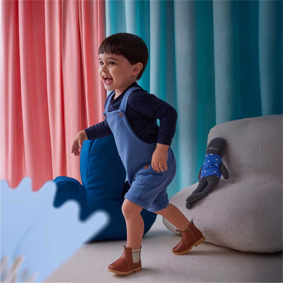 Pimpolho imagen destacada de la marca niño con sandalias en mano