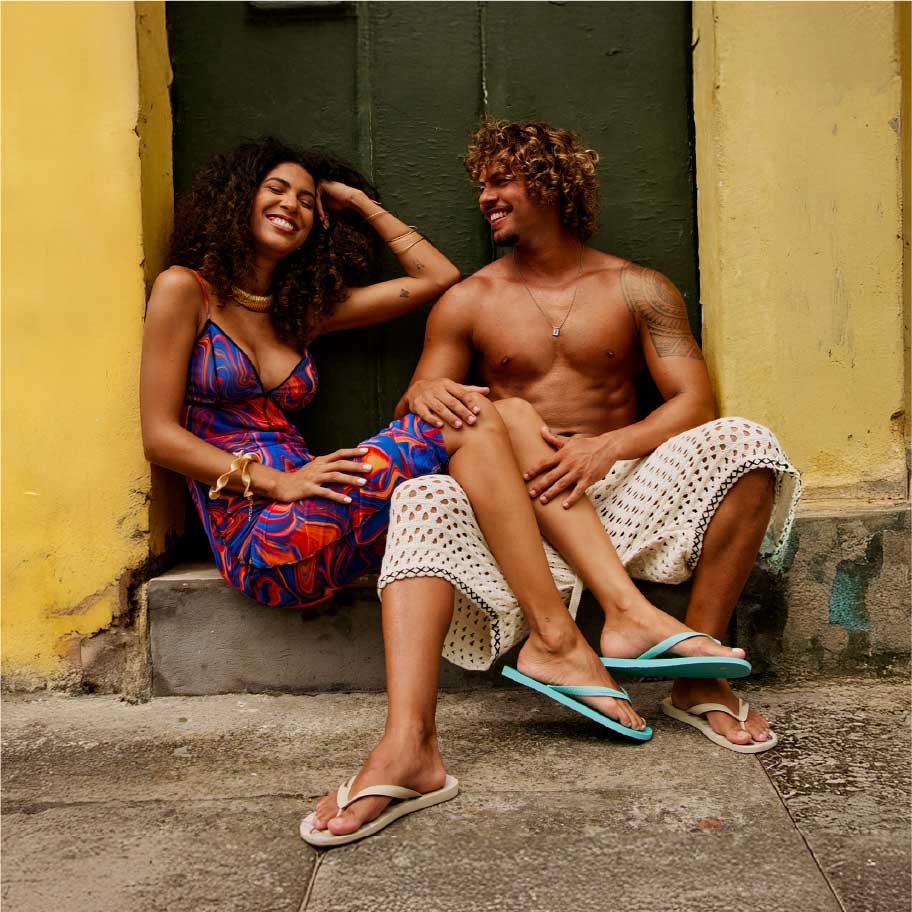 Tropical magen destacada de la marca hombre con mujer descansando